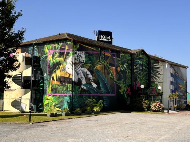Façade de l'Hôtel Moustache, à Seclin, réalisée par le street artist No Luck 