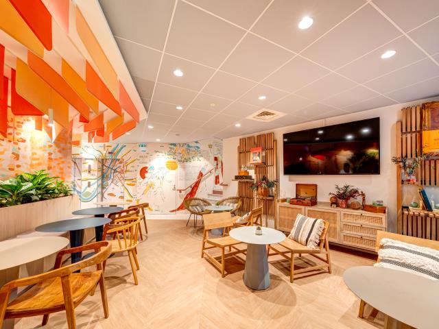 Couleurs vives et des jeux de lumière, réalisée par Arte Charpentier pour le B&B Home Rueil Malmaison