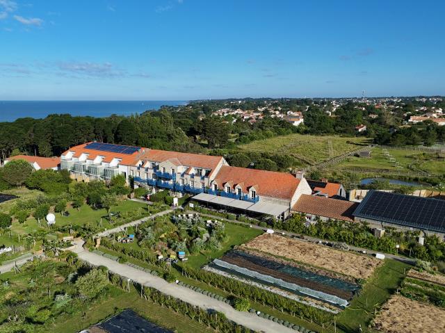 L’Éco-Domaine La Fontaine surfe entre hôtellerie, production maraîchère in-situ et pédagogie.