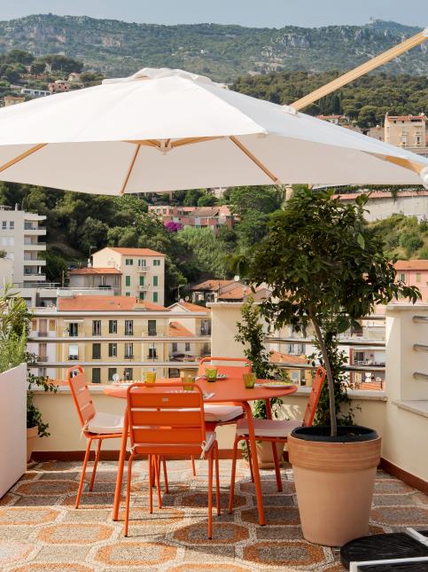 Sur le rooftop, le bar-restaurant italien Basta Pinsa, conçu en partenariat avec Paris Society Consulting