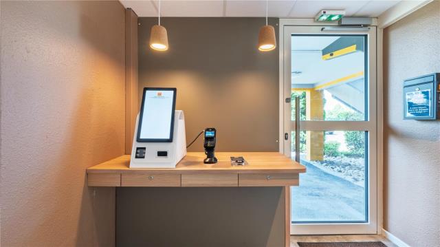 La réception a été supprimée pour laisser place à une borne de check-in. 