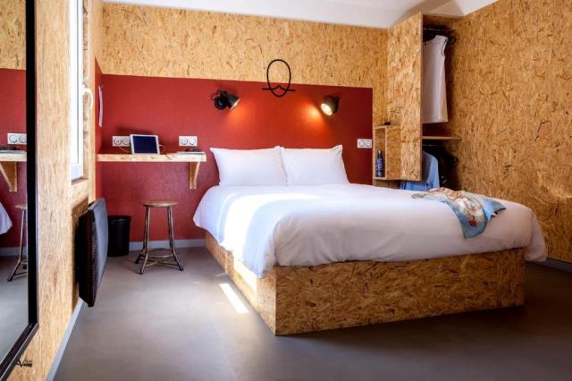 Une chambre rénovée avec les panneaux d'OSB, à l'hôtel Moustache. 