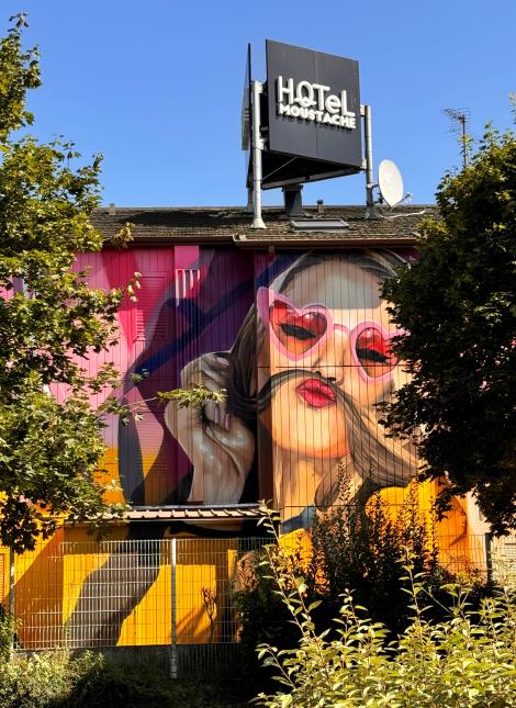 L'une des fresques de la façade de l'hôtel Moustache, à Seclin.