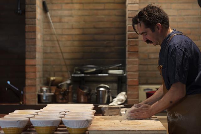 Guillaume Monjuré fait aussi son pain, cuit au four à bois