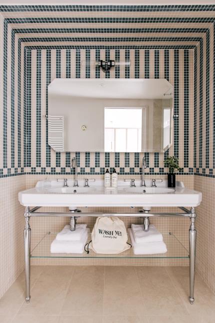 Une salle de bains de l'hôtel Les Bassans, dont la décaration s'inspire de l'univers marin.