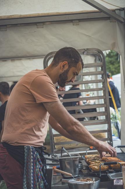 Au festival Terres du Son près de Tours, Guillaume Pechoutre tient le stand du Lazy Suzy, prisé pour ses pulled pork et son burger végé