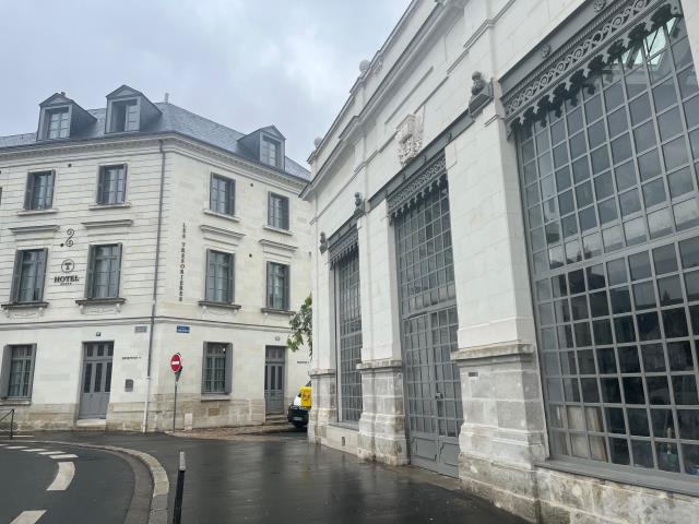Le « Pavillon de l’Horloge » connu pour sa grande façade vitrée de style Baltard, situé sur la place des Halles de Tours, deviendra bientôt un restaurant