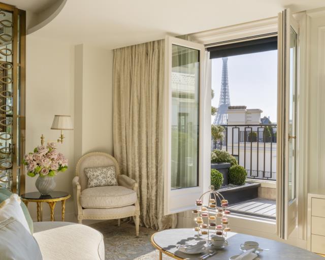 Dans les suites, de nouvelles baies vitrées ouvrent sur la tour Eiffel 