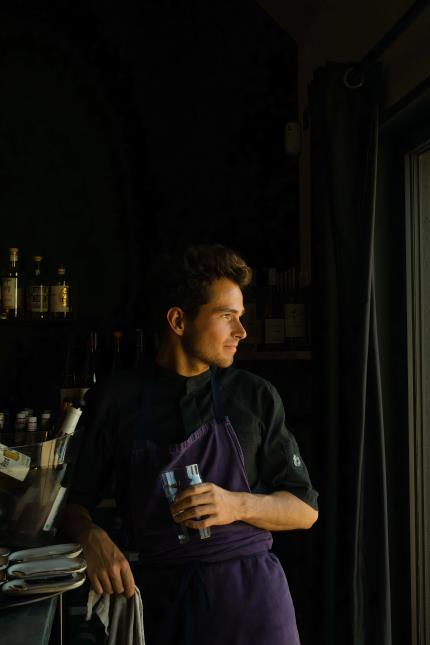 Jules Rolland décroche sa première étoile Michelin pour son restaurant Nuance. Une distinction qui salue une cuisine bretonne modernisée, créative et engagée,