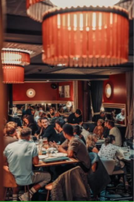 Entre sa salle de style art déco et sa terrasse sur le toit, la brasserie peut aller jusqu'à 200 couverts