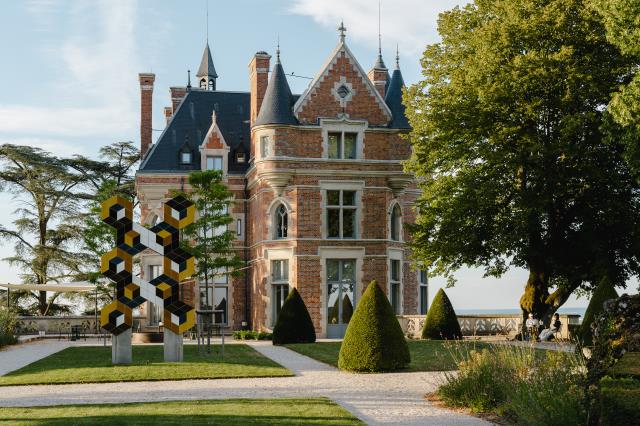 Une sculpture de Victor Vasarely accueille les clients aux Hauts de Sancerre.