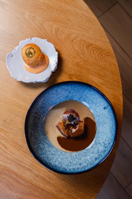 Soupe de crustacés et coquillages, guanciale, algues nori, homard bleu, lambi, tourteau.