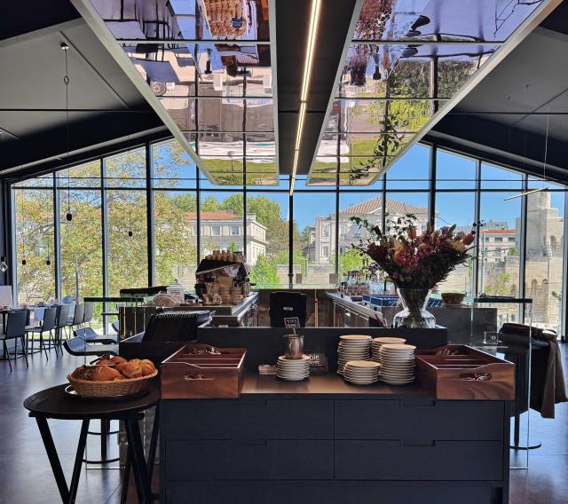 Les tables du restaurant entourent le bar central et profitent d'une vue dégagée sur les remparts de la ville.