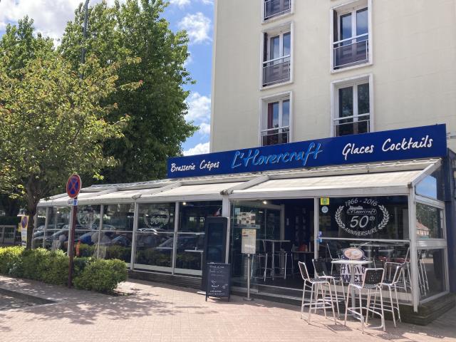 À Calais, L’Hovercraft devient précurseur en acceptant les paiements en cryptomonnaie. 