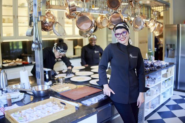 En cuisine, la cheffe travaille avec une brigade 100 % féminine.