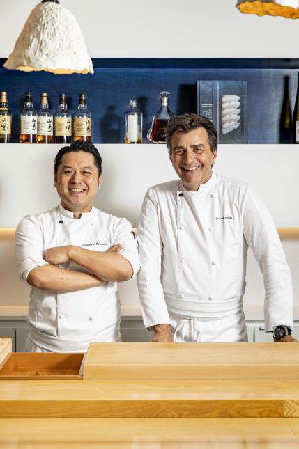 Complicité parfaite entre le maître sushi Yasunari Okazaki et le chef Yannick Alléno aux fourneaux de L’Abysse Monte-Carlo.