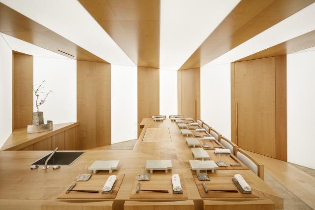 Un comptoir, 10 places et un plan de travail, le tout dans un écrin de bois blond : bienvenue au Sushi Yoshinaga, à deux pas de l’Opéra Garnier, à Paris.