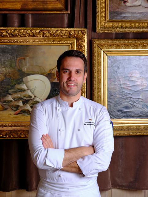 Thomas Parnaud, chef du Grand Monarque à Chartres, cultive quatre poivriers Sishuan (une baie voisine du poivre) dans sa forêt comestible