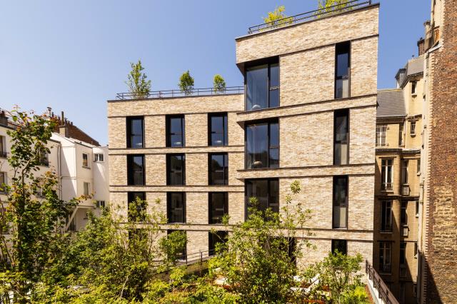 L'hôtel de 73 chambres sur sept niveaux a été entièrement reconstruit.