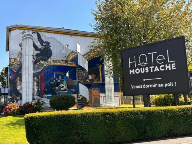 L'entrée de l'hôtel Moustache The Originals Access, à Seclin, ne laisse pas indifférent.