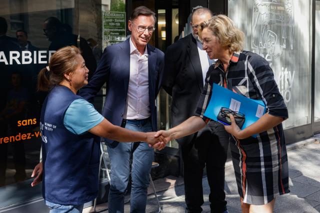 Nathalie Delattre rencontre une salariée de l'appart-hôtel Edgar Suites Louvre-Bellan, en compagnie de Xavier O’Quin, président d’Edgar Suites, et Mebarek Karar, délégué général de Vacances & Familles. 