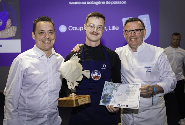 Victor Berthe (au centre) remporte le Concours culinaire Mr.Goodfish 2025 (ici entouré de Gérard Sallé, à droite, et Christophe Pirotais, lauréat de l'édition de 2022).