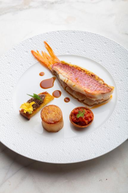 Gros rouget du golfe, suc de vin rouge et tatin de tomates 