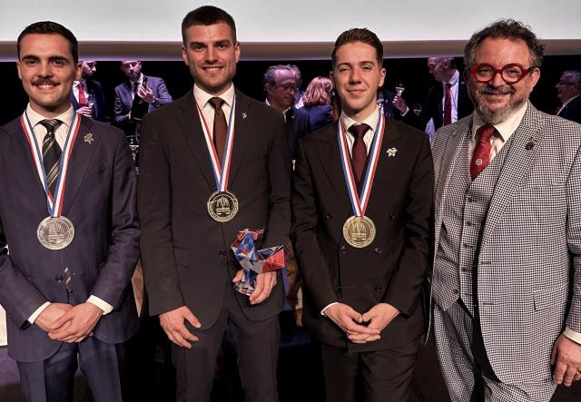 Augustin Belleville, Louis Le Conte et Noé Richard ont été félicité par Fabrice Sommier, président de l'Union de la sommellerie française.