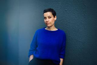 Nora Bouazzouni dénonce les violences systémiques qui gangrènent le secteur de la restauration.
