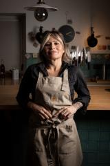 Après Arès, au bord du bassin d’Arcachon, Paris et Bordeaux, Claire Vallée pose ses casseroles près de Nantes.