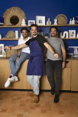 Pierre-Julien et Grégory Chantzios entourent le chef Juan Arbelaez, avec lequel ils ont co-fondé Eleni Group en 2019.