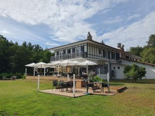 La Villa de l'Etang Blanc, dans les Landes, abrite aussi la Table du chef étoilé David Sulpice.