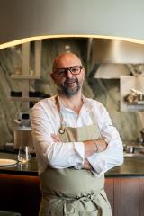 Pierre Reboul, formé dans les plus grandes maisons (Pic, Rostang, Legendre), revendique une cuisine d’auteur inventive, avec l’huile d’olive pour fil rouge.
