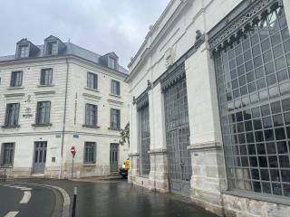 Le « Pavillon de l’Horloge » connu pour sa grande façade vitrée de style Baltard, situé sur la place des Halles de Tours, deviendra bientôt un restaurant