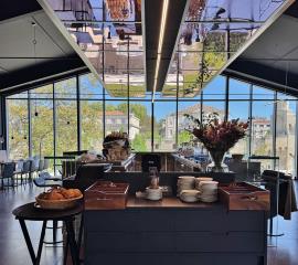 Les tables du restaurant entourent le bar central et profitent d'une vue dégagée sur les remparts de la ville.
