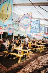Aux Eurockéennes de Belfort, entre la street food gastronomique de la place des chefs, l'espace Saveurs du monde, les food trucks, la sandwicherie solidaire et le restaurant des mécènes, le choix est varié pour les festivalierss