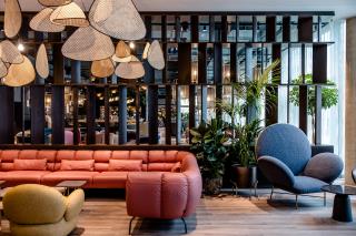 Le lobby design du Motel One Paris-porte de Versailles