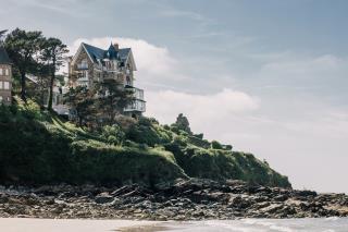 Les Bassans, un hôtel accroché à la falaise, face à baie des Sept-Îles. 