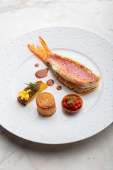 Gros rouget du golfe, suc de vin rouge et tatin de tomates