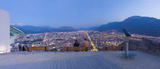 La Bastille est l'un des sites les plus fréquentés du département de l'Isère avec plus de 315 000 voyageurs qui empruntent son téléphérique chaque année.