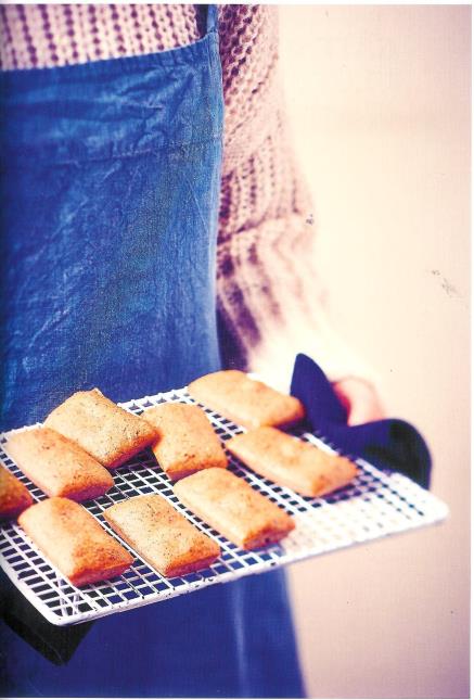 Financiers à la purée de noisettes et à l'orange, une recette issue de l'ouvrage Natura Lista, des Éditions Hachette. 
