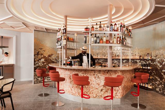 Le bar, pensé pour être « la partie la plus festive du restaurant ».