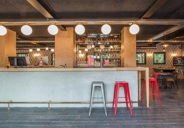 Des espaces intérieurs conviviaux à l'hôtel Eklo de Lille.