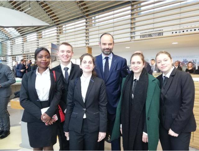 Les élèves du lycée hôtelier Maurice Marland entourent Edouard Philippe, le premier ministre