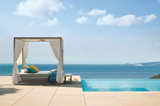 Vu en janvier 2019 au salon Maison & Objet : le lit à baldaquin Kalife. Idéal pour une sieste à l'ombre.