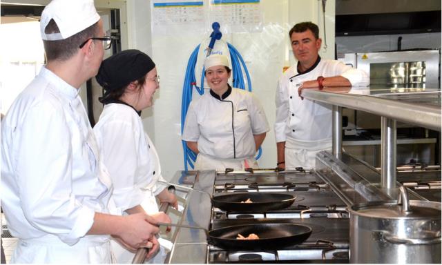 les Terminale Bac Cuisine à l'écoute des conseils du chef