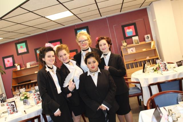 Une partie des élèves du lycée de Canteleu prêtes pour la soirée Marie-antoinette