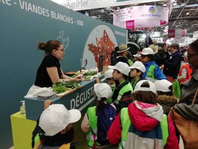 Animations culinaires devant de nombreux enfants