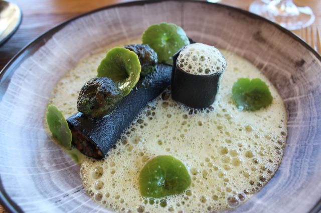 Cannelloni d'escargots, charbon végétal, légumes racines et bouillon à l'ail des ours de nos montagnes, une recette de Christophe Billau