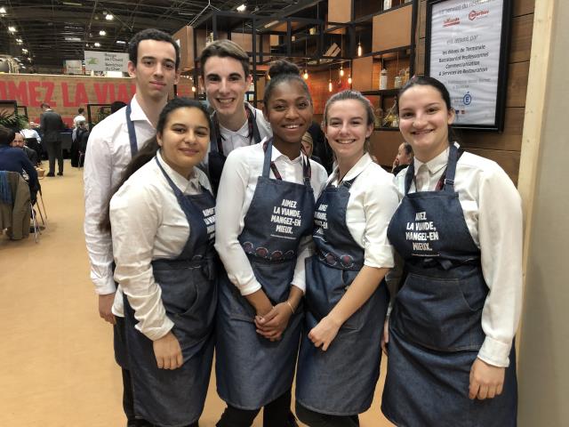 La Dream Team du lycée Renée Bonnet en service sur la stand Interbec